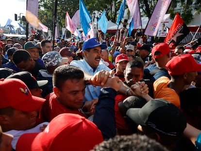 Maduro saludaba el día 17 a sus simpatizantes durante una manifestación a favor de su Gobierno en Caracas.