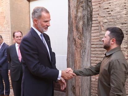 Rey Felipe saluda a Volodimir Zelenski, el pasado mes de octubre en Granada.