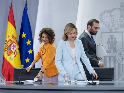 La vicepresidenta primera y ministra de Hacienda, María Jesús Montero (izquierda); la ministra de Educación y portavoz, Pilar Alegría, y el ministro de Economía, Carlos Cuerpo, este martes en la rueda de prensa posterior al Consejo de Ministros.