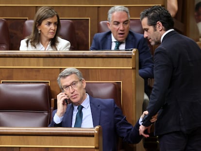 Alberto Núñez Feijóo, hablaba por teléfono el pasado miércoles en el Congreso, junto a los diputados Borja Sémper (de pie), Elías Bendodo y Carmen Fúnez.