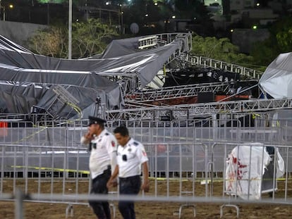 Policías Estatales resguardan el sitio donde colapsó el escenario, el 23 de mayo en Monterrey.