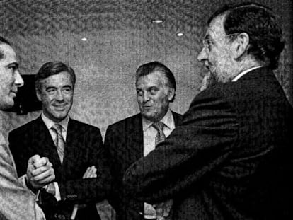 De izquierda a derecha, Gonzalo Urquijo (arquitecto de las obras en la sede del PP), Ángel Acebes, Luis Bárcenas y Mariano Rajoy, en una imagen del sumario del caso Gürtel.