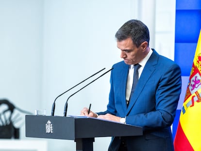 El presidente del Gobierno, Pedro Sánchez, toma notas durante la rueda de prensa de balance del curso político, el pasado día 3 en el Palacio de La Moncloa.