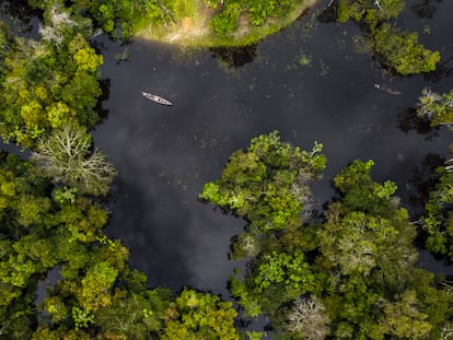 Una embarcación flota sobre el río Amazonas en Leticia (Colombia), en 2023.