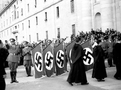 Traslado de  los restos mortales de José Antonio Primo de Rivera desde Alicante a la basílica de El Escorial. En la foto, homenaje de la legión Cóndor alemana.