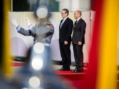 El primer ministro británico, Keir Starmer, y el canciller alemán, Olaf Scholz, este miércoles en Berlín.