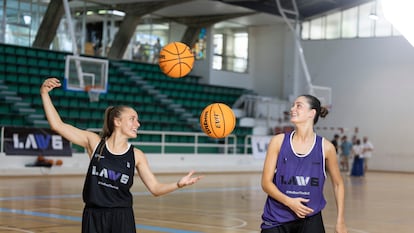 Entrenamiento de Laura Méndez, base del UFAB 49 de la liga francesa, y la joven promesa Martina Vizmanos en el Polideportivo La Salle de Barcelona.