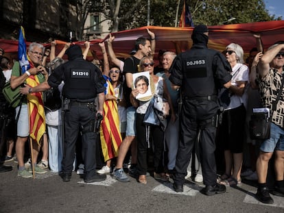 Manifestación a favor de Carles Puigdemont a las puertas del Parlament de Catalunya, este jueves.