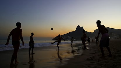 Jóvenes juegan fútbol en la playa de Ipanema, en Río de Janeiro.