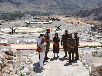 Robles visita a los peñones de Vélez de la Gomera y Alhucemas.