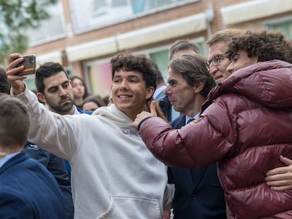 El presidente del Partido Popular, Alberto Núñez Feijóo, y el expresidente del Gobierno José María Aznar, se fotografían con jóvenes universitarios, en noviembre de 2023.