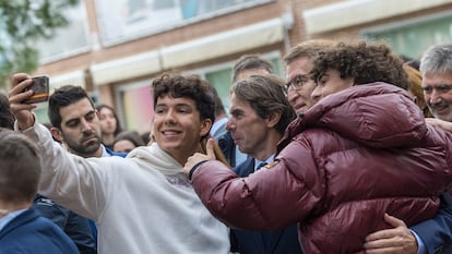 El presidente del Partido Popular, Alberto Núñez Feijóo, y el expresidente del Gobierno José María Aznar, se fotografían con jóvenes universitarios, en noviembre de 2023.