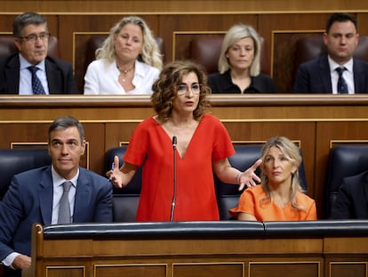 La vicepresidenta primera del Gobierno y ministra de Hacienda, María Jesús Montero, interviene en el Congreso. A su lado, Pedro Sánchez, presidente del Gobierno, y Yolanda Díaz, vicepresidenta segunda y ministra de Trabajo. EFE/ Mariscal