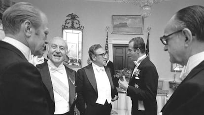 De izquierda a derecha, el presidente estadounidense Gerald Ford, el ministro de Asuntos Exteriores español, José María de Areilza, el secretario de Estado, Henry Kissinger y el rey don Juan Carlos conversan en la Casa Blanca en 1976, bajo la mirada del embajador Wells Stabler.