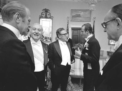 De izquierda a derecha, el presidente estadounidense Gerald Ford, el ministro de Asuntos Exteriores español, José María de Areilza, el secretario de Estado, Henry Kissinger y el rey don Juan Carlos conversan en la Casa Blanca en 1976, bajo la mirada del embajador Wells Stabler.