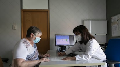 Una médica de familia atiende a una paciente en un centro de salud de Barcelona.