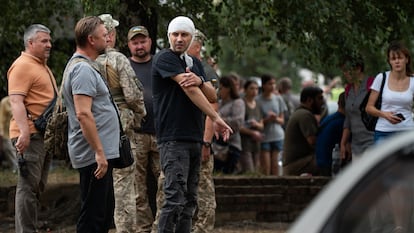 Varias personas cerca del Instituto Militar de Comunicaciones en Poltava, Ucrania, después del ataque ruso, este martes.
