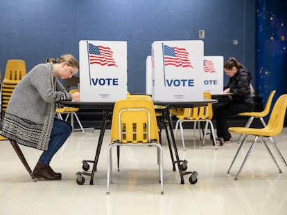 Dos mujeres emiten sus votos en un colegio electoral, en 2020.