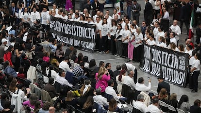 Diputados del PAN protestan en contra la reforma judicial durante la sesión, este martes.