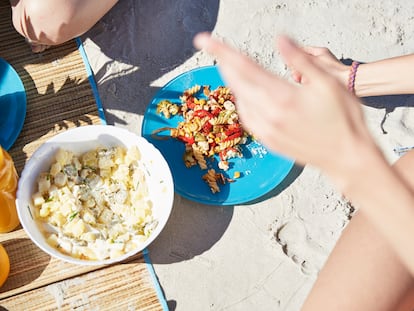 La bacteria 'Bacillus cereus', común en arroz y pasta, sobrevive a la cocción, y si no refrigeramos los alimentos adecuadamente una vez cocinados, la proliferación es muy probable.