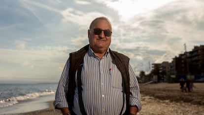 Jaume Aixala, paciente de psoriasis, en la playa de Calafell (Tarragona), este abril.