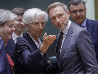 El ministro de Finanzas alemán, Christian Lindner (a la derecha), hablando con la presidenta del BCE, Christine Lagarde, y el comisario de Economía, Paolo Gentiloni, en un Eurogrupo en mayo.