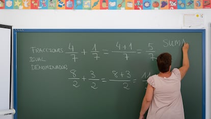 Aula de un centro educativo público de Sevilla, este miércoles.