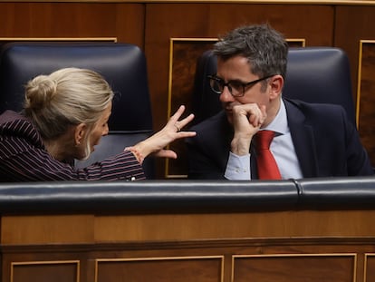 La vicepresidenta Yolanda Díaz y el ministro de la Presidencia y Justicia,  Félix Bolaños, este jueves en el Congreso.