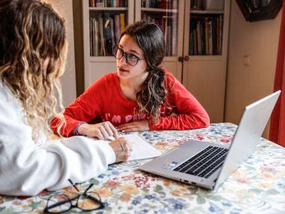 Una estudiante de segundo de la ESO repasaba el miércoles en casa con su madre en Madrid.