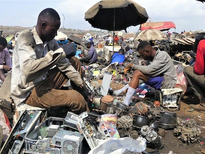 Un grupo de jóvenes, durante una jornada de reciclaje de basura electrónica el pasado septiembre en el basurero de Agbogblosgie, en Ghana.