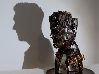 La sombra de Messi proyectada por una escultura.