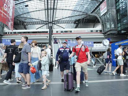 Aficionados de Inglaterra llegan a la estación de tren de Berlín antes de la final de la Eurocopa, el 13 de julio de 2024.