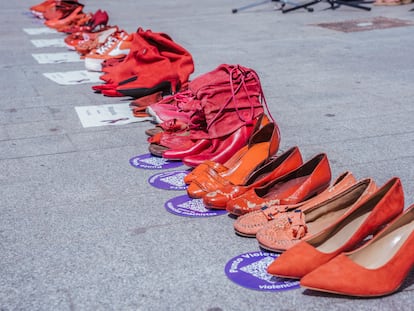 Zapatos rojos durante un minuto de silencio por la mujer fallecida en Alicante, el 15 de julio de 2024, víctima de violencia machista.