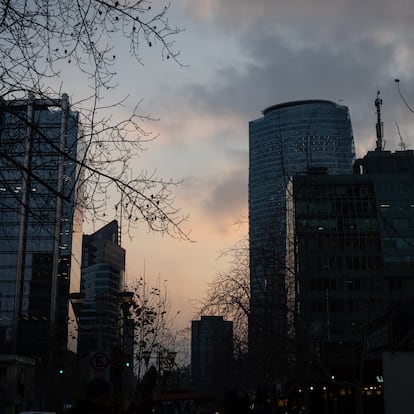 Atardece en una calle del Barrio El Golf, un sector acomodado de la ciudad de Santiago (Chile), el 21 de agosto de 2024.