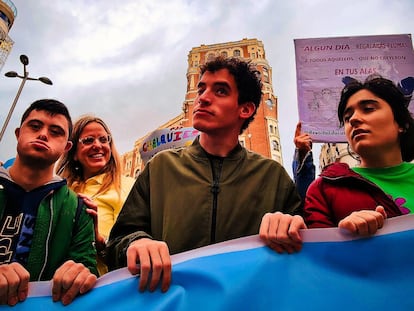 Concentración por la educación inclusiva en la plaza de Callao de Madrid, en 2022, en una imagen cedida por la plataforma Quererla es crearla. A la izquierda, Rubén Calleja, el estudiante cuyo caso propició una primera 'condena' de la ONU a España por no permitirle estudiar en un colegio ordinario.