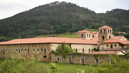 El monasterio de San Salvador de Cornellana, en Salas (Asturias), en una imagen facilitada por el historiador Miguel Calleja Puerta. A la derecha, la torre del siglo X y detrás las dos de la iglesia románica.