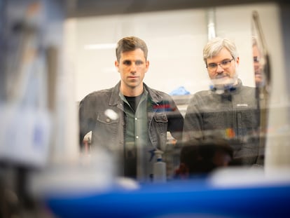 César de la Fuente, a la izquierda, con uno de los investigadores de su laboratorio en la Universidad de Pensilvania.