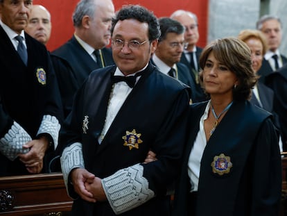 El nuevo fiscal general del Estado, Álvaro García Ortiz, y su predecesora en el cargo, Dolores Delgado, antes de su toma de posesión del cargo en el Tribunal Supremo, en septiembre de 2022 en Madrid.