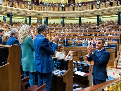 El presidente del Gobierno, Pedro Sánchez, agradece a los parlamentarios de su partido los aplausos durante el pleno del Congreso de este miércoles.