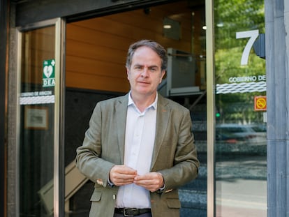 Roberto Bermúdez de Castro, en la puerta de la Consejería de Hacienda de Aragón.