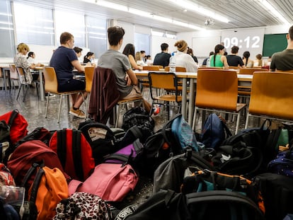 Estudiantes en la Universidad Politécnica de Valencia a punto de empezar la Selectividad, en 2022.