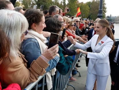 La princesa Leonor saluda y se fotografía con las personas congregadas en la Plaza de Oriente de Madrid, tras el almuerzo celebrado con motivo de la jura de la Constitución en su 18 cumpleaños, en octubre de 2023.