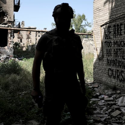 Donetsk (Ukraine), 02/09/2024.- A handout picture made available by the press service of the 24th Mechanized Brigade of the Ukrainian Armed Forces on 03 September 2024 shows a serviceman walking in the destroyed city of Chasiv Yar, in the Donetsk region, Ukraine, 02 September 2024. Andrii Polukhin, a spokesperson for the 24th Mechanized Brigade named after King Danylo, said on 29 August 2024 that the town had been destroyed in the fighting with Russian forces. About 12,000 people lived in Chasiv Yar before the full-scale invasion, but only about 700 people remained there by April 2024. The Governor of Donetsk Oblast, Vadym Filashkin, reiterated in his message that civilians should evacuate the town. Russian troops entered Ukrainian territory on 24 February 2022, starting a conflict that has provoked destruction and a humanitarian crisis. (Rusia, Ucrania) EFE/EPA/PRESS SERVICE OF 24 MECHANIZED BRIGADE / HANDOUT HANDOUT EDITORIAL USE ONLY/NO SALES