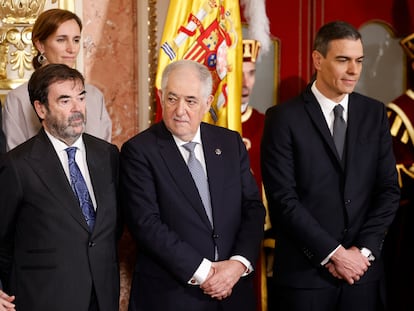 Vicente Guilarte (a la izquierda), junto al presidente del Tribunal Constitucional, Cándido Conde-Pumpido, y el presidente Pedro Sánchez, en el acto del Día de la Constitución el pasado diciembre en el Congreso.