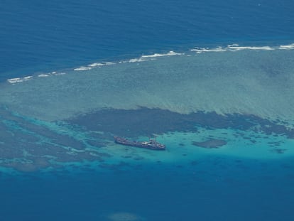 Una vista aérea muestra el buque filipino 'Sierra Madre' en el disputado banco de arena Second Thomas, conocido localmente como Ayungin, en el mar del Sur de China, en marzo de 2023.