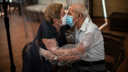 .   En esta foto del lunes 22 de junio de 2020, Agustina Canamero, de 81 años, y Pascual Pérez, de 84, se abrazan y se besan a través de una pantalla de plástico para evitar contraer el nuevo coronavirus en una residencia de ancianos de Barcelona, España. Aunque venga envuelto en plástico, un abrazo puede transmitir ternura y alivio, amor y devoción. 