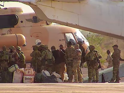 Fotografía del Ejército francés distribuida por AP en la que se muestran a mercenarios rusos subiendo a un helicóptero en el norte de Malí.