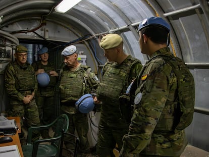 El teniente general Agüero, el segundo por la derecha, visita la base española en Líbano, el 19 de agosto de 2024.