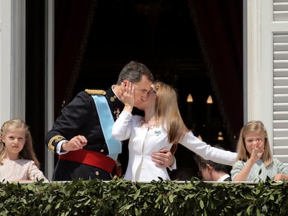 El rey, Felipe VI, junto a la reina Letizia Ortiz y sus hijas la princesa Leonor y la infanta Sofía, el día de la proclamación el 19 de junio de 2014.