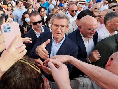 El presidente del PP, Alberto Núñez Feijóo, saluda durante un acto de campaña de su partido, en la plaza de San Pablo de Valladolid, el martes.